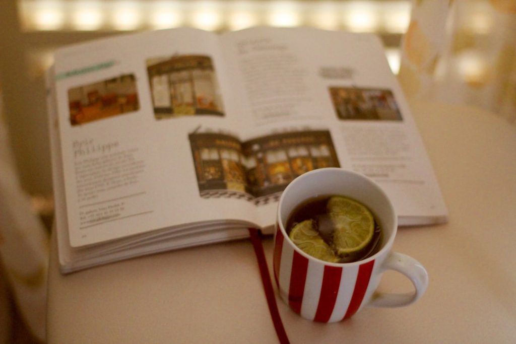 Low Caffeine Matcha Tea Recipe for Evening Consumption – matcha tea , Green Tea recipe, Coffee, matcha recipes Low caffeine matcha tea recipe evening drink in ceramic mug on bedside table with warm lighting